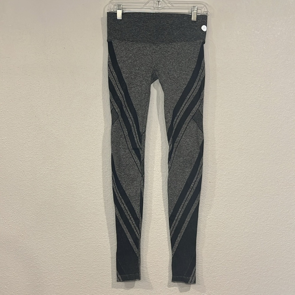 Pure Barre textured legging with angled lines M - Picture 3 of 7